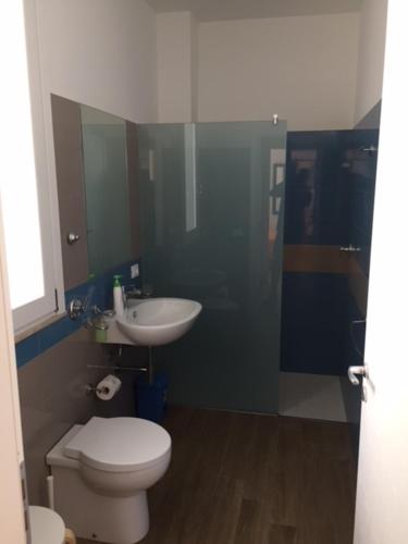 La salle de bains est pourvue de toilettes blanches et d'un lavabo. dans l'établissement Monolocale Mulino, à Favignana