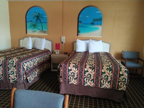 מיטה או מיטות בחדר ב-Super Inn Daytona Beach