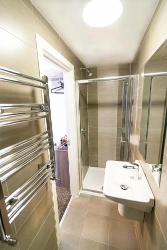 a bathroom with a sink and a shower at Comfotel PRPL in London