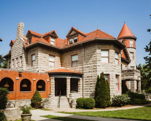 uma grande casa de tijolos com telhado em The Mansion at Elfindale em Springfield