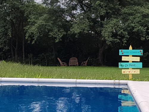due sedie e una piscina con segnaletica stradale accanto di Los Teros a Goya