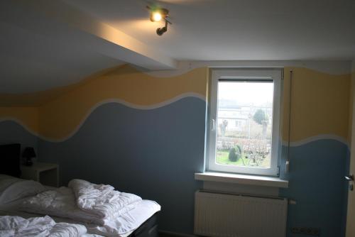a bedroom with a bed and a window at Koserow Ferienwohnung Fam. Jäger 400m zum Strand in Ostseebad Koserow