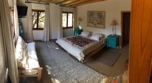1 dormitorio con 2 camas y 2 ventanas en Casa Higuera en MonteGrande, en Monte Grande