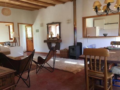 sala de estar con mesa y sillas en Casa Higuera en MonteGrande, en Monte Grande