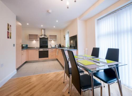 A kitchen or kitchenette at Leamington Spa 1 Bed Luxury Serviced Apartment