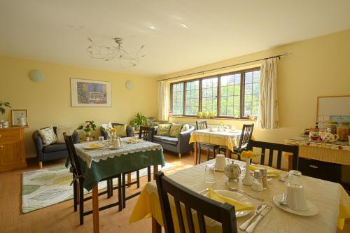 Restaurant o un lloc per menjar a Strawberry Cottage B&B