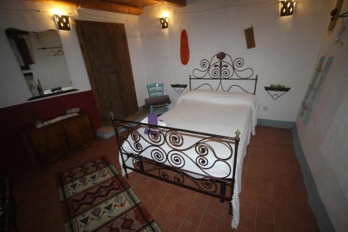 - une chambre avec un lit blanc dans l'établissement La casa del Rosario, à Aggius