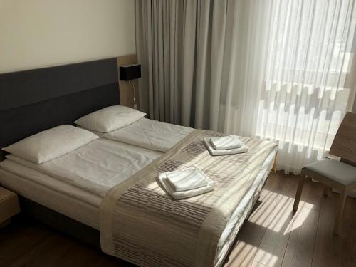 ブワディスワボボにあるSun Marineのベッドルーム1室(ベッド1台、白いタオル2枚付)