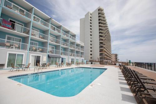 a swimming pool in front of a building at Garden City Inn in Myrtle Beach