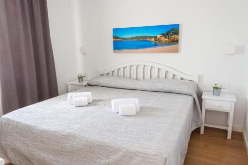 Tempat tidur dalam kamar di Naranjos Resort Menorca