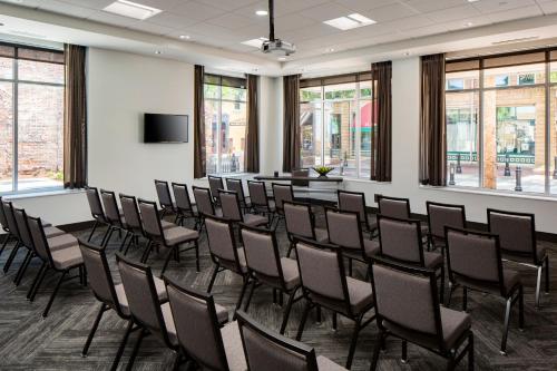 サムターにあるHyatt Place Sumter/Downtownの椅子と表彰台のある部屋
