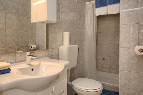łazienka z białą toaletą i umywalką w obiekcie Apartment Castle w Puli