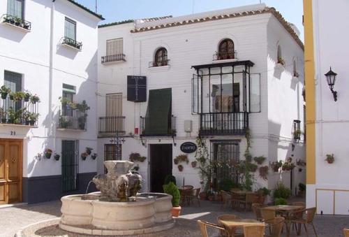 un gran edificio blanco con una fuente frente a él en Hotel Zahorí, en Priego de Córdoba