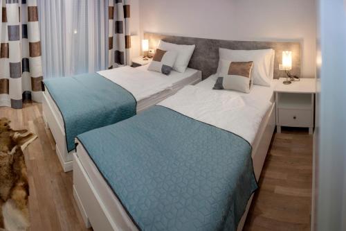 two beds in a hotel room with at Villa Onix in Bihać