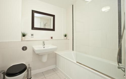 a bathroom with a sink and a toilet and a shower at Apartment in Central MK - Bed Choice of 1 Super-king Or 2 Singles and also 2 Sofa Beds - Free Parking and Smart TV - Contractors, Relocation, Business Travellers in Milton Keynes
