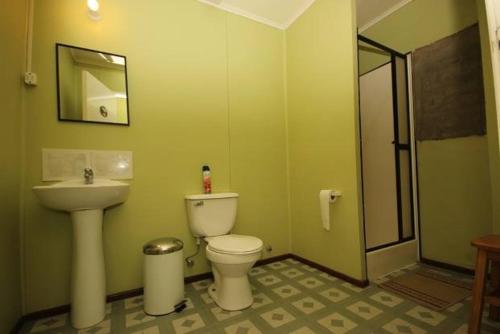 y baño con aseo y lavamanos. en Residencial Tres Hermanos, en Punta Arenas