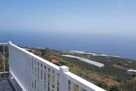 einen Balkon eines Gebäudes mit Blick auf ein Feld in der Unterkunft Casa Hortensia1 in Tijarafe