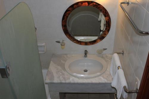 Ένα μπάνιο στο Ξενοδοχείο Αθόραμα
