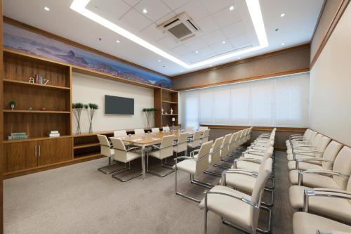a conference room with a long table and chairs at Matiz Multi Suites in Duque de Caxias
