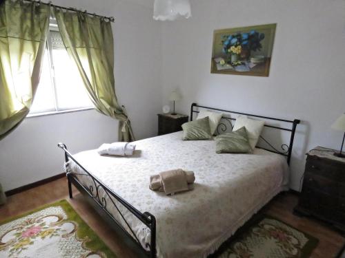 Un dormitorio con una cama con un osito de peluche. en Casa Eira do Povo, en Vale de Colmeias