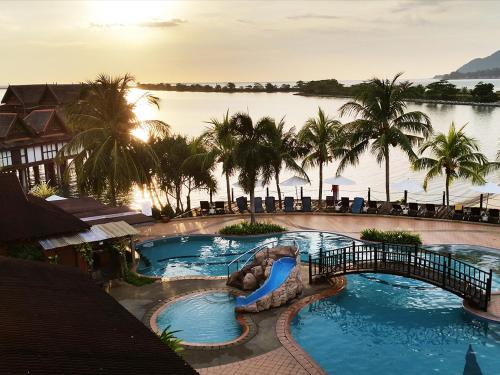パンタイチェナンにあるLangkawi Lagoon Resort Seaviewのリゾートのウォータースライダーの景色を望めます。