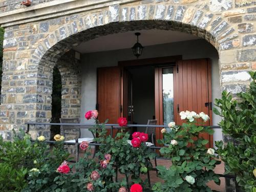 an entrance to a house with red roses at La casa del Maestro in Pisciotta