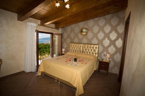 una camera da letto con un letto fiorito di Villa Catiè a Castellammare di Stabia