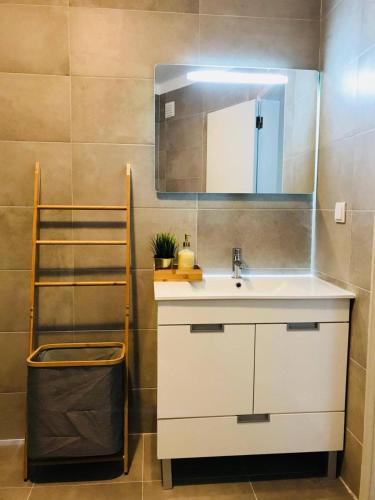 a bathroom with a sink and a mirror at Ferragudo'Spot in Ferragudo