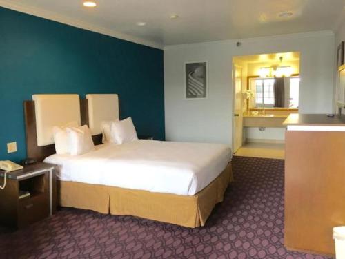 a bedroom with a large bed in a hotel room at Hotel Pacific, Manhattan Beach in Manhattan Beach