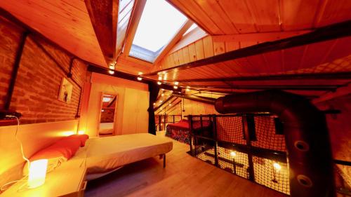 バレンシアにあるOld Fisherman's House in Malvarrosa Beachのベッド1台、大きな窓が備わる広い客室です。