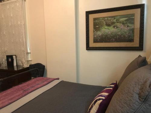 Una cama o camas en una habitación de Hotel Sutter