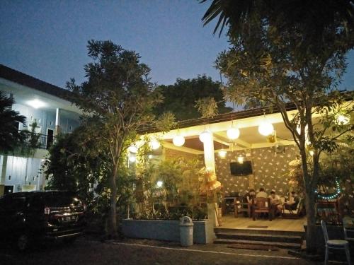 une maison avec un coin repas la nuit dans l'établissement Clover Homestay, à Probolinggo