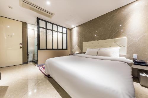 Postel nebo postele na pokoji v ubytování Hotel Cullinan jongno