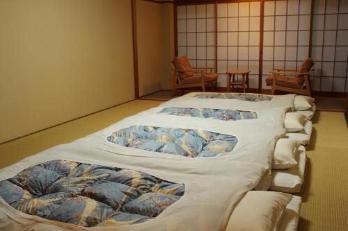 Tempat tidur dalam kamar di Miyajima Seaside Hotel