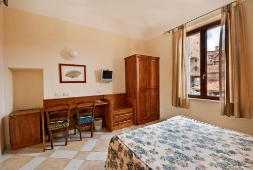 a bedroom with a desk and a bed at Al Mercato B&B in Siena