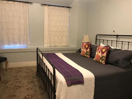 Una cama o camas en una habitación de Hotel Sutter