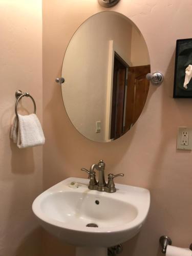Un baño de Hotel Sutter