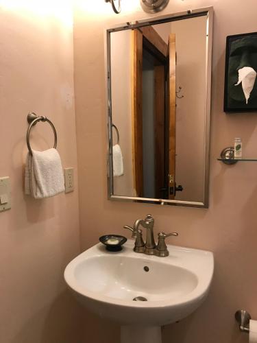 Un baño de Hotel Sutter