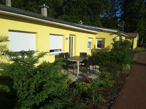 Ein Garten an der Unterkunft Strandidyll