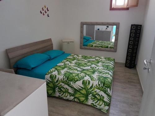 - une petite chambre avec un lit et un miroir dans l'établissement Il rifugio di giada, à Cassano delle Murge
