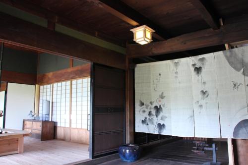 una habitación con una pared con un cuadro. en Kamakurayama Farm - B&B Satoyama, en Uda