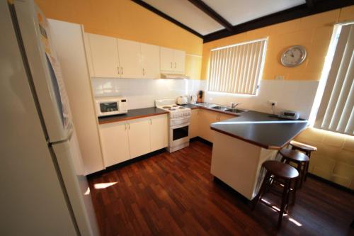 A kitchen or kitchenette at Beach Unit 5 at Hat Head