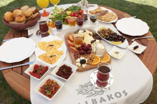 Salbakos Herakleia Hotel في ألاتشاتي: طاولة عليها مجموعة من المواد الغذائية والمشروبات