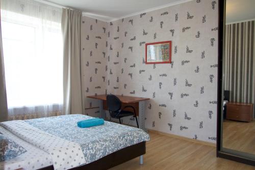 モスクワにあるKvartira na Naberezhnoi. Kurskaiaのベッドルーム1室(ベッド1台、壁にデスク付)