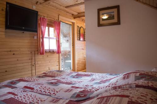 Tempat tidur dalam kamar di Apartments Sobe Jurček