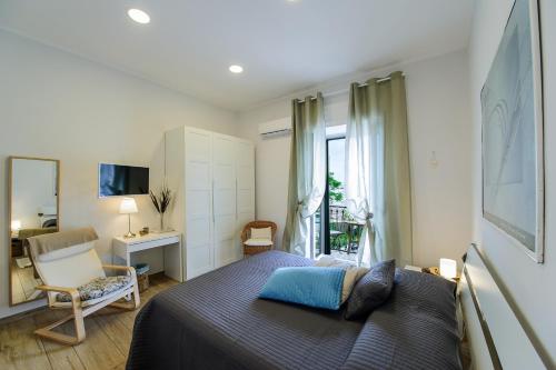 サレルノにあるMARGHERITA's Apartmentのベッドルーム1室(ベッド1台、椅子、デスク付)