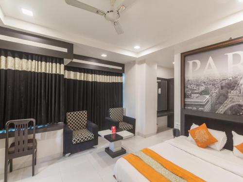 เตียงในห้องที่ Hotel Rituraj