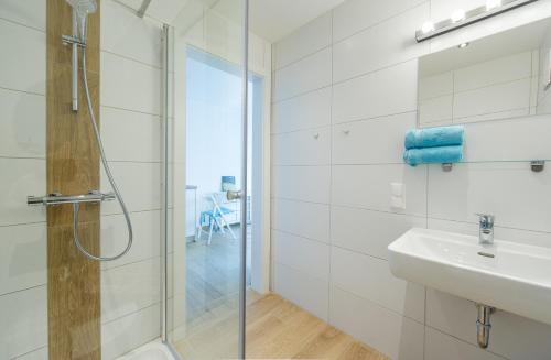 a bathroom with a shower and a sink at Apartements Kaschitz in Pörtschach am Wörthersee