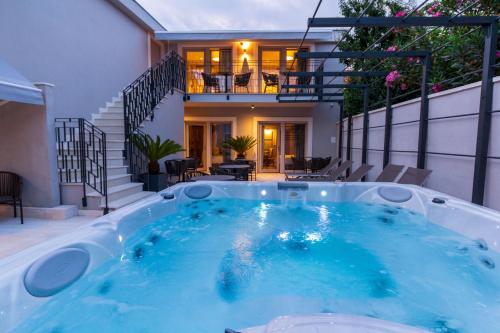 a hot tub in the backyard of a house at Torretta Palace Hotel in Turanj