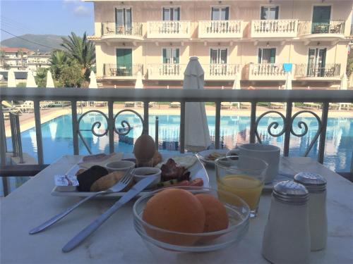 Un plato de comida en una mesa con vistas a un edificio. en Ilios Hotel, Adults Only, en Laganas